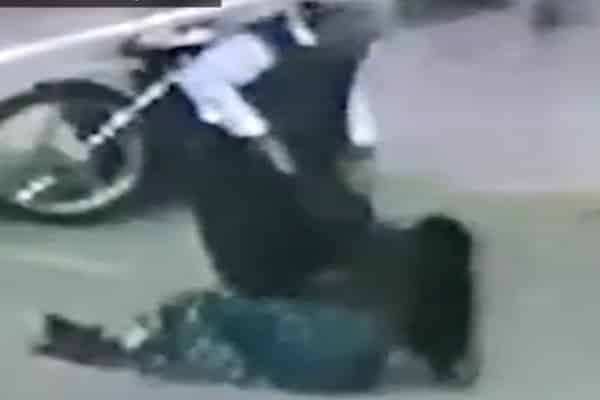 चीखती रही पत्नी, घसीटता-पीटता रहा पति, फिर मोहल्ले वालों ने किया... चीखती रही पत्नी, घसीटता-पीटता रहा पति, फिर मोहल्ले वालों ने किया...