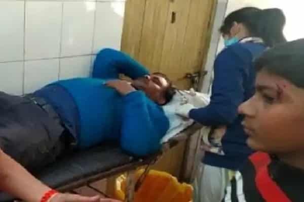 ये क्या! आपस में ही माथा फोड़ा-फोड़उअल कर लिये... ये क्या! आपस में ही माथा फोड़ा-फोड़उअल कर लिये...
