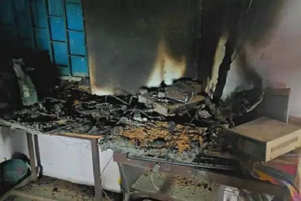 बंद स्कूल में शॉर्ट सर्किट से लगी आग बंद स्कूल में शॉर्ट सर्किट से लगी आग