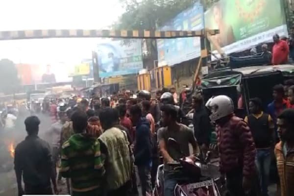 भोरे-भोरे धनबाद की सड़कों पर बवाल, देखें क्यों भोरे-भोरे धनबाद की सड़कों पर बवाल, देखें क्यों