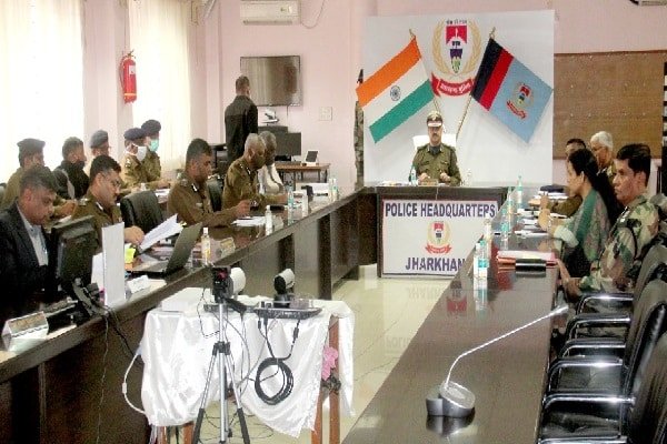 किसी भी हाल में न बिगड़े लॉ एंड ऑर्डर, नक्सलियों-उग्रवादियों पर कसें लगाम : DGP किसी भी हाल में न बिगड़े लॉ एंड ऑर्डर, नक्सलियों-उग्रवादियों पर कसें लगाम : DGP