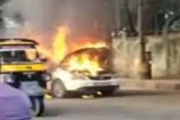 ...और बीच सड़क पर कार बन गई आग का गोला ...और बीच सड़क पर कार बन गई आग का गोला