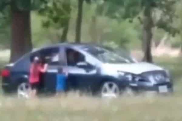 बच्चों को कार से उतार कर महिला ने बॉयफ्रेंड के साथ किया ऐसा कि… बच्चों को कार से उतार कर महिला ने बॉयफ्रेंड के साथ किया ऐसा कि…