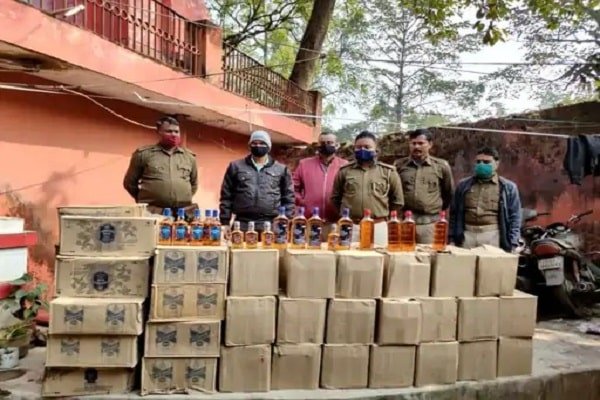 उत्पाद विभाग ने की बड़ी कार्रवाई, 61 पेटी नकली शराब सीज उत्पाद विभाग ने की बड़ी कार्रवाई, 61 पेटी नकली शराब सीज