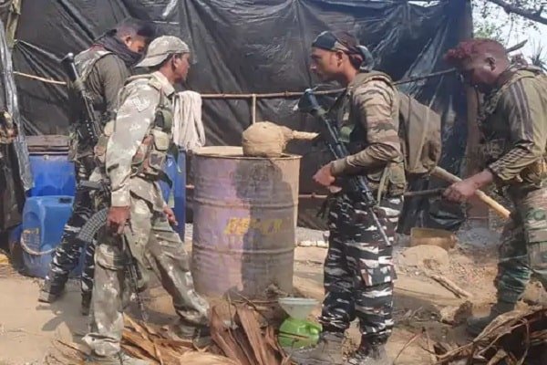 जंगल में चल रहा था यह अवैध धंधा, पुलिस पहुंची और... जंगल में चल रहा था यह अवैध धंधा, पुलिस पहुंची और...