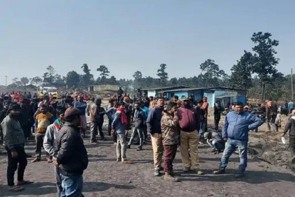 सरफराज की मौत पर कर्मचारियों ने जमकर किया बवाल, परिजनों को... सरफराज की मौत पर कर्मचारियों ने जमकर किया बवाल, परिजनों को...