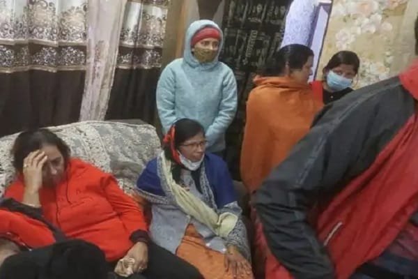 बेड पर बड़ी और जमीन पर छोटी बहन की पड़ी थी लाश बेड पर बड़ी और जमीन पर छोटी बहन की पड़ी थी लाश