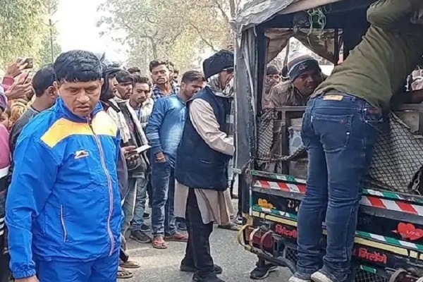 Sadar Hospital के बाहर क्या हो गया कि लग गई भीड़ Sadar Hospital के बाहर क्या हो गया कि लग गई भीड़