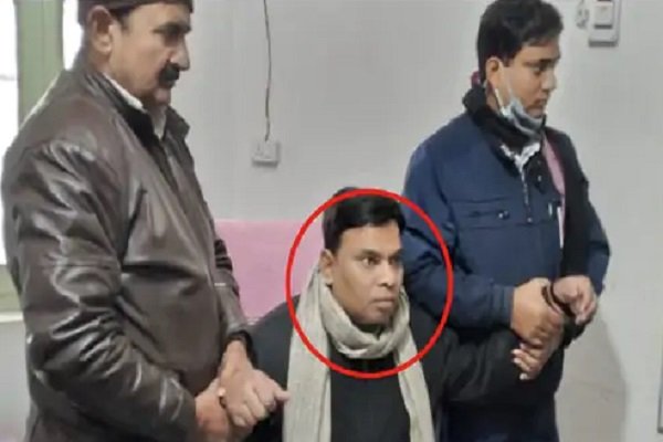 घूस लेते धरा गये एग्जीक्यूटिव अफसर, पूछताछ में बोले... घूस लेते धरा गये एग्जीक्यूटिव अफसर, पूछताछ में बोले...