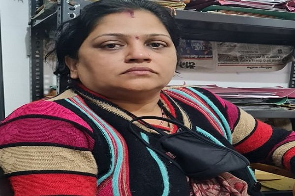 ढाई लाख की नाली में मांग रही थी 52 हजार घूस, देखिये क्या हुआ... ढाई लाख की नाली में मांग रही थी 52 हजार घूस, देखिये क्या हुआ...