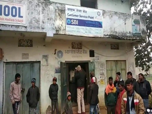 शोर मचाया तो ठोक दूंगा, CSP सेंटर से ऐसे लूटेे रुपये शोर मचाया तो ठोक दूंगा, CSP सेंटर से ऐसे लूटेे रुपये