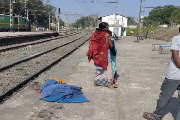 दुरंतो की चपेट में आने से महिला की मौत दुरंतो की चपेट में आने से महिला की मौत