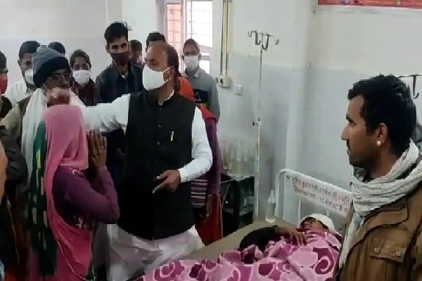 बच्चों से भरी बस पलटी, मची चीख-पुकार, फिर ग्रामीणों ने किया... बच्चों से भरी बस पलटी, मची चीख-पुकार, फिर ग्रामीणों ने किया...