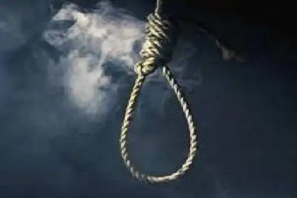 किचन में फंदे पर लटकी मिली महिला की लाश किचन में फंदे पर लटकी मिली महिला की लाश