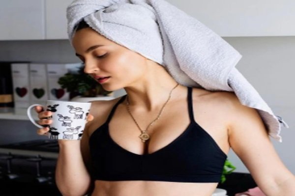 Elli AvrRam की इस लुक पर मचा बवाल, यूजर्स ने कह दी ये बात... Elli AvrRam की इस लुक पर मचा बवाल, यूजर्स ने कह दी ये बात...