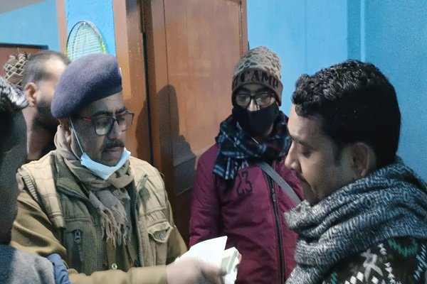 फांसी के फंदे पर लटकी हालत में मिले टीचर फांसी के फंदे पर लटकी हालत में मिले टीचर