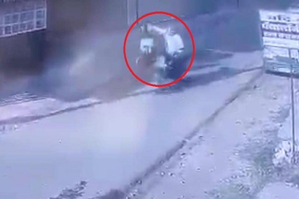 पत्नी के साथ किया ऐसा कि..., पूरी वारदात CCTV में कैद पत्नी के साथ किया ऐसा कि..., पूरी वारदात CCTV में कैद