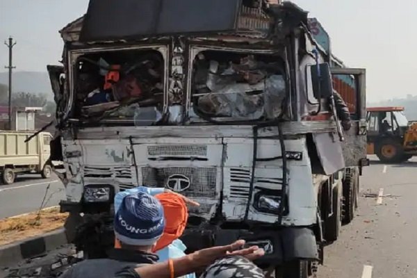 Truck में आर-पार हुआ सरिया, मौत का मंजर देख... Truck में आर-पार हुआ सरिया, मौत का मंजर देख...