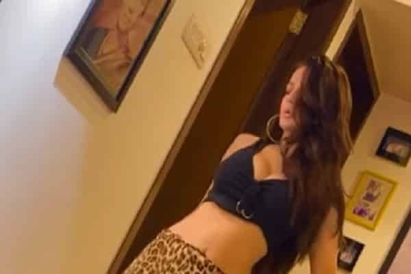 Ameesha Patel ने पहने रिवीलिंग कपड़े, सीढ़ियों पर क्या किया... देखिये Ameesha Patel ने पहने रिवीलिंग कपड़े, सीढ़ियों पर क्या किया... देखिये