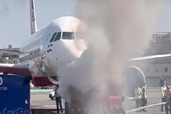 85 यात्रियों से भरी फ्लाइट को पुशबैक देने वाले वाहन में लगी आग...देखें 85 यात्रियों से भरी फ्लाइट को पुशबैक देने वाले वाहन में लगी आग...देखें