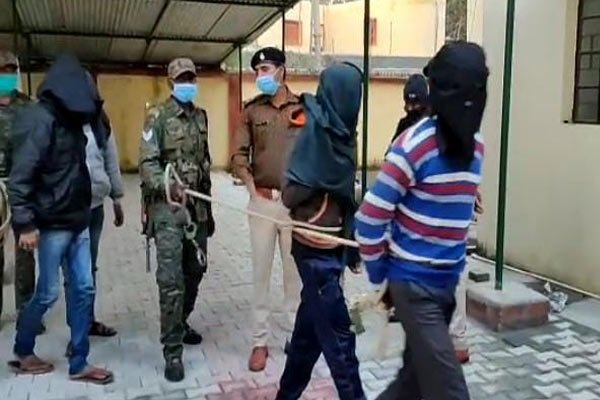 गिरफ्तार माओवादी ने मुंह खोला और पुलिस ने क्या कर डाला, देखें गिरफ्तार माओवादी ने मुंह खोला और पुलिस ने क्या कर डाला, देखें