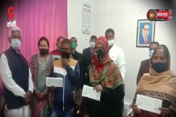 इन्हें मिला 4-4 लाख का चेक, देखें क्यों... इन्हें मिला 4-4 लाख का चेक, देखें क्यों...