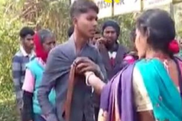 छात्रा को छेड़ रहा था युवक, मां ने ऐसे सिखाया सबक, देखें… छात्रा को छेड़ रहा था युवक, मां ने ऐसे सिखाया सबक, देखें…