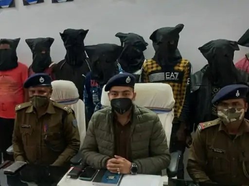 11 साइबर अपराधियों को देवघर पुलिस ने दबोचा 11 साइबर अपराधियों को देवघर पुलिस ने दबोचा