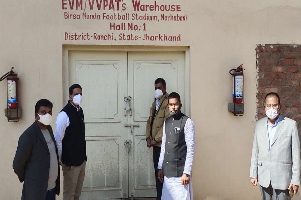 EVM वेयर हाउस के सील की रांची DC ने की जांच, बोले... EVM वेयर हाउस के सील की रांची DC ने की जांच, बोले...