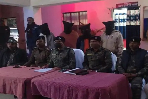 पत्नी के साथ अवैध संबंध के शक में दिनेश को उतारा था मौत के घाट, ऐसे हुआ खुलासा पत्नी के साथ अवैध संबंध के शक में दिनेश को उतारा था मौत के घाट, ऐसे हुआ खुलासा