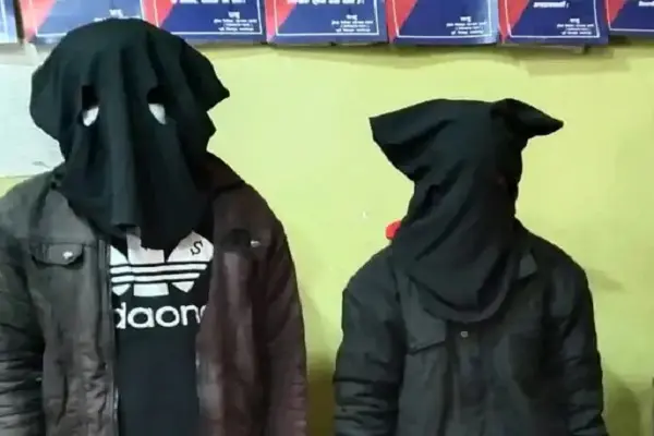 जमशेदपुर पुलिस के हत्थे चढ़ गये 5 अपराधी, देखें... जमशेदपुर पुलिस के हत्थे चढ़ गये 5 अपराधी, देखें...
