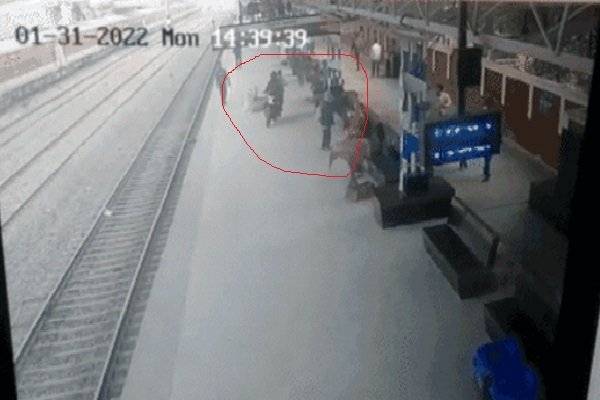 स्टेशन के प्लेटफार्म पर बदमाशोंं ने क्या कर डाला, देखें... स्टेशन के प्लेटफार्म पर बदमाशोंं ने क्या कर डाला, देखें...