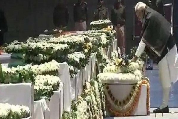 पीएम मोदी ने दी पुलवामा के शहीदों को श्रद्धांजलि, बोले- आपका बलिदान मजबूत देश बनाने के लिए करता है प्रेरित पीएम मोदी ने दी पुलवामा के शहीदों को श्रद्धांजलि, बोले- आपका बलिदान मजबूत देश बनाने के लिए करता है प्रेरित