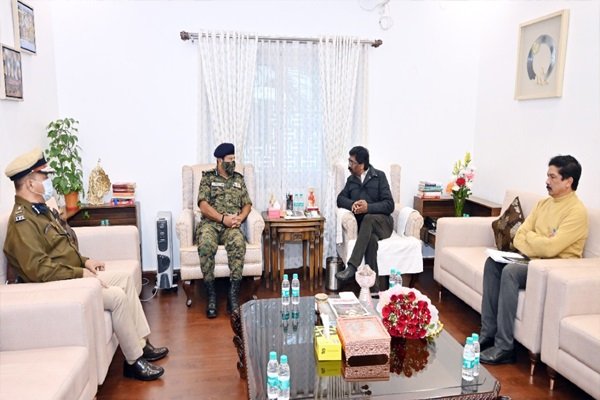 CRPF के एडीजी और आईजी सीएम से मिले, नक्सल विरोधी अभियान की दी जानकारी CRPF के एडीजी और आईजी सीएम से मिले, नक्सल विरोधी अभियान की दी जानकारी