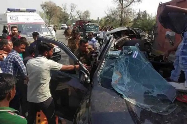 ट्रक में जा घुसी तेज रफ्तार कार, 5 ने तड़प-तड़प कर तोड़ा दम, देखनेवालों के उड़े होश ट्रक में जा घुसी तेज रफ्तार कार, 5 ने तड़प-तड़प कर तोड़ा दम, देखनेवालों के उड़े होश