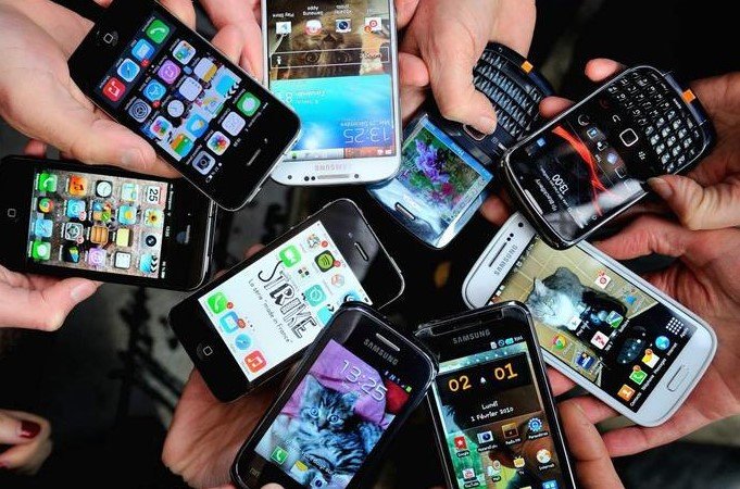 Smartphone की बैटरी अब क्यों नही निकलती बाहर, जानिए वजह Smartphone की बैटरी अब क्यों नही निकलती बाहर, जानिए वजह