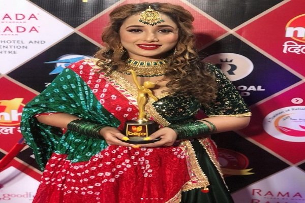 चूड़ियां-मांग टीके में छाया इस एक्ट्रेस का ट्रेडिशनल लुक, जीता बेस्ट एक्ट्रेस अवॉर्ड चूड़ियां-मांग टीके में छाया इस एक्ट्रेस का ट्रेडिशनल लुक, जीता बेस्ट एक्ट्रेस अवॉर्ड