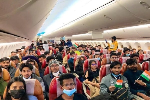 249 भारतीयों को लेकर दिल्ली पहुंची एअर इंडिया की 5वीं फ्लाइट, 240 को लेकर छठी रवाना 249 भारतीयों को लेकर दिल्ली पहुंची एअर इंडिया की 5वीं फ्लाइट, 240 को लेकर छठी रवाना