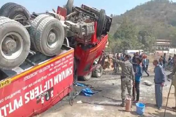 रांची-पटना फोर लेन पर भीषण हादसा, 5 की मौत, कई दबे रांची-पटना फोर लेन पर भीषण हादसा, 5 की मौत, कई दबे