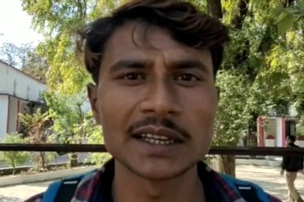 SP से लगाई गुहार, माई-बाप मेरी बीवी बहुत सुंदर है, मुझे… SP से लगाई गुहार, माई-बाप मेरी बीवी बहुत सुंदर है, मुझे…