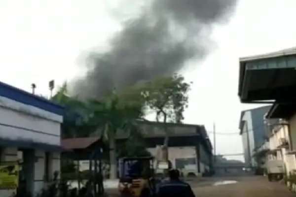 फोर्ज कंपनी परिसर में उठने लगी आग की लपटें, मची अफरा-तफरी फोर्ज कंपनी परिसर में उठने लगी आग की लपटें, मची अफरा-तफरी