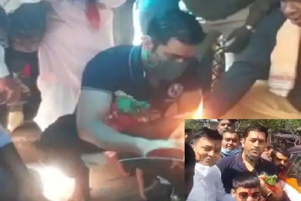 दिउड़ी मंदिर में महेंद्र सिंह धोनी ने की पूजा-अर्चना, सेल्फी लेने की लगी होड़ दिउड़ी मंदिर में महेंद्र सिंह धोनी ने की पूजा-अर्चना, सेल्फी लेने की लगी होड़