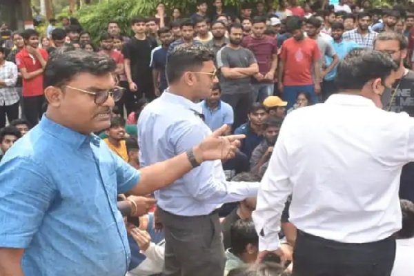 धरने पर बैठे IIT-ISM धनबाद के 2 हजार छात्र, प्रबंधन ने दी शख्त चेतावनी धरने पर बैठे IIT-ISM धनबाद के 2 हजार छात्र, प्रबंधन ने दी शख्त चेतावनी