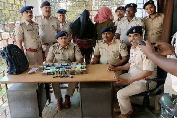 पेट्रोल पंप के मालिक को लूटा, पुलिस ने क्या कमाल का काम किया, देखें... पेट्रोल पंप के मालिक को लूटा, पुलिस ने क्या कमाल का काम किया, देखें...