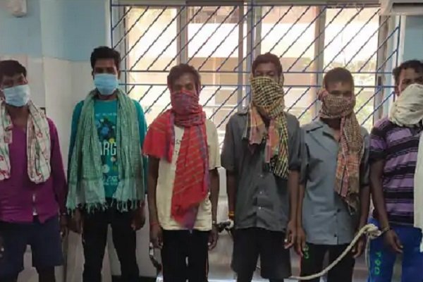 4 बच्चों की मां को एक युवक संग निर्वस्त्र कर घूमाया, पुलिस पहुंची और... 4 बच्चों की मां को एक युवक संग निर्वस्त्र कर घूमाया, पुलिस पहुंची और...