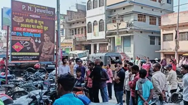 छपरा में ज्वेलरी दुकान में डाका, ऐसे लूट ले गये 1 करोड़ के गहने, देखें... छपरा में ज्वेलरी दुकान में डाका, ऐसे लूट ले गये 1 करोड़ के गहने, देखें...