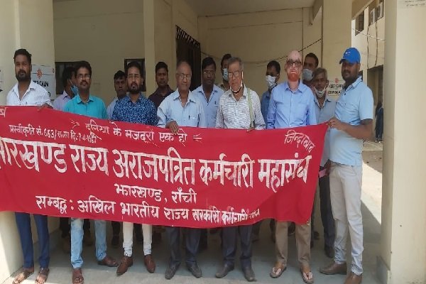 सरकारी कर्मियों ने की पुरानी पेंशन योजना लागू की आवाज बुलंद सरकारी कर्मियों ने की पुरानी पेंशन योजना लागू की आवाज बुलंद