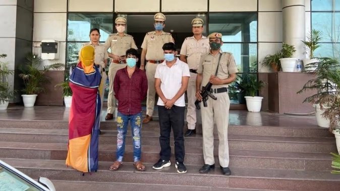 गंदा धंधा वाली की बात सुन पुलिस हैरान, रिहायशी होटल में... गंदा धंधा वाली की बात सुन पुलिस हैरान, रिहायशी होटल में...