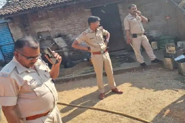 घर में खोल रखी थी शराब की अवैध फैक्ट्री, देखिए पुलिस ने क्या किया घर में खोल रखी थी शराब की अवैध फैक्ट्री, देखिए पुलिस ने क्या किया