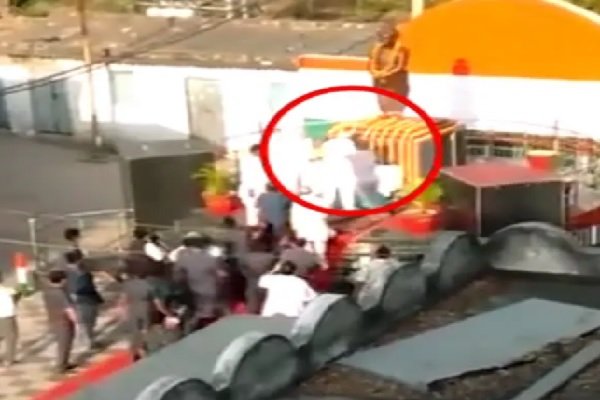 CM Nitish को युवक ने मारा मुक्का, देखें वीडियो... CM Nitish को युवक ने मारा मुक्का, देखें वीडियो...